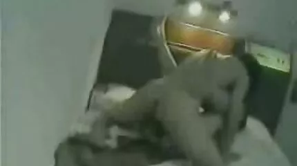 บนโซฟาในห้องนั่งเล่นคร่ำครวญเปลือยอกใหญ่ วีดีโอ โชว์ หี