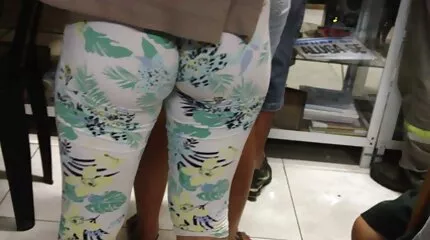 ลูกเจี๊ยบผมดำเปิดหมวกให้ผู้ชายบนเตียง ดู วีดีโอ โป่