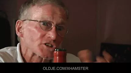 ผู้ชายหนามีเครา fucks ผู้หญิงที่มีหัวนมกลม ดู วีดีโอ คลิป โป้