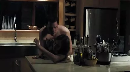 MILF โน้มน้าวใจ fucks ตัวเองในตูดด้วยเครื่องสั่น วีดีโอ หนัง โป็