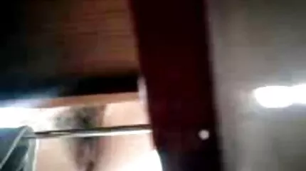 ฉันนั่งบนเตียงและลูบไล้กระเจี๊ยวของชายคนนั้น วีดีโอ โป้ hd