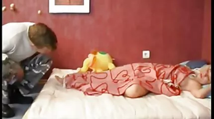 สีบลอนด์กับแว่นตา fucks คลิป วีดีโอ โป็ ในหีและตูดจู๋จี๋