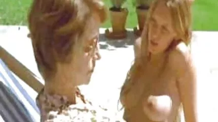 มือและของเล่นผ่อนคลายสุนัขตัวเมียบนเตียง ดู วีดีโอ โป้