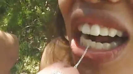 ชายไร้ยางอายเลียหีหญิงญี่ปุ่นอย่างดูดดื่ม วีดีโอ หี