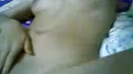 ผลักดันกางเกงชั้นในและ fucks กรีดอายแคบตา วีดีโอ โป้ ฟรี